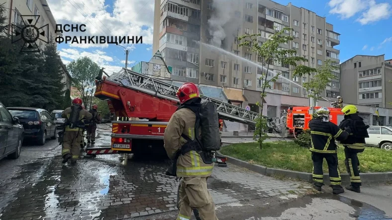 Атака рф в Івано‑Франківську: пожежа в дев’ятиповерхівці
