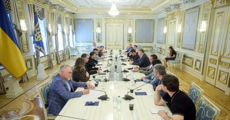 Зеленський зустрівся з фракцією «Слуга народу» й обговорив ключові питання