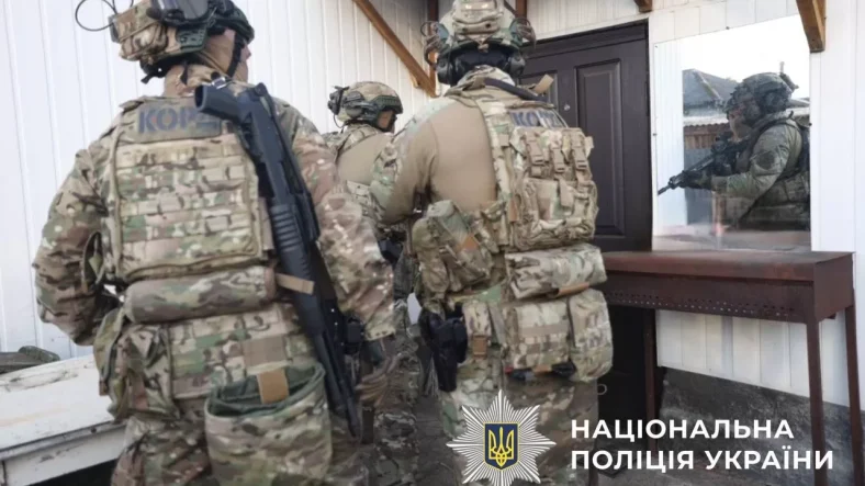 Троє рецидивістів із Чернігівщини пограбували комерсанта на 8,3 млн грн