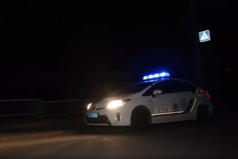 У Херсоні FPV-дрон поцілив у патрульне авто: троє поранених