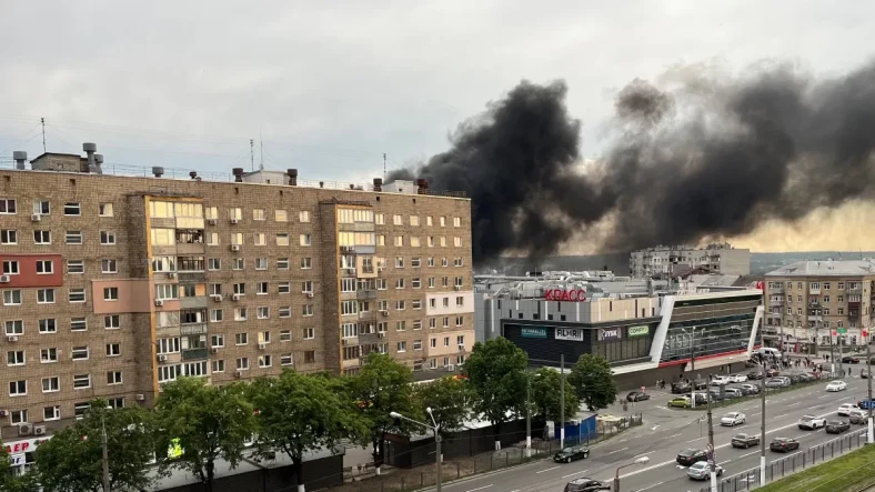 У Харкові після вибуху загорілися чотири автомобілі та склад