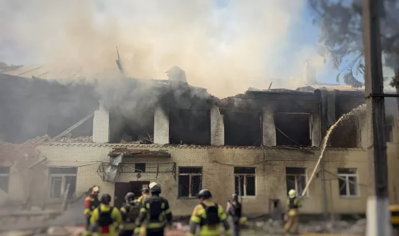 Росіяни завдали удару двома дронами по дитсадку в Сумах