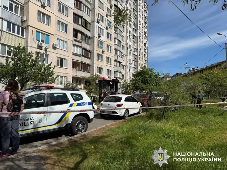У Києві з 11 поверху випав чоловік, поліція встановлює особу