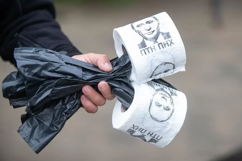 У Вільнюсі на акції 9 травня використали туалетний папір із портретом Путіна