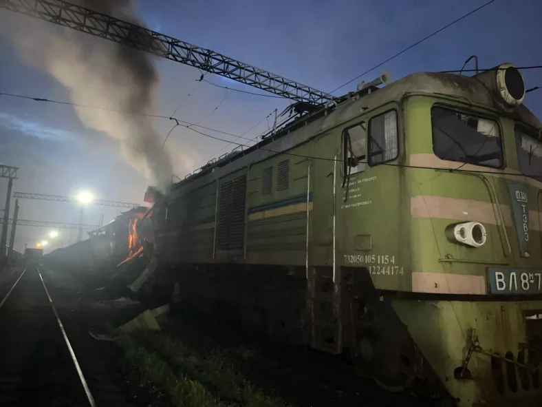 Над Україною понад сотню дронів: росія атакує залізницю й цивільну інфраструктуру