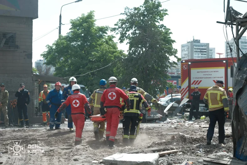 У Києві під завалами знайшли ще два тіла, кількість загиблих — сім