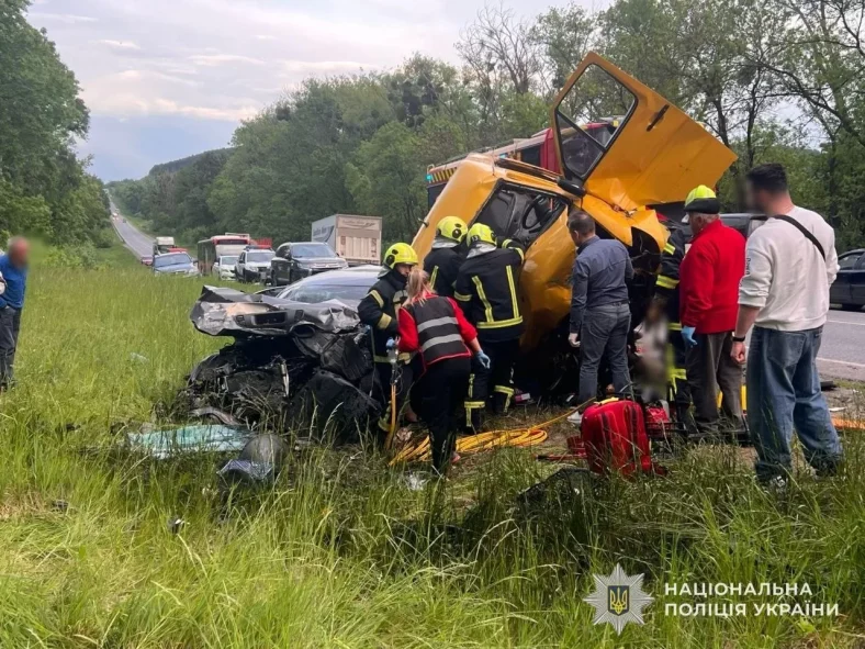 Бус зіткнувся з легковиком на Львівщині: троє госпіталізовані