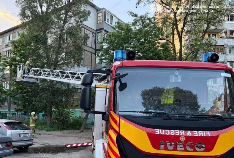 росіяни атакували Дніпро: пошкоджено п’ятиповерхівку, дві жінки поранені