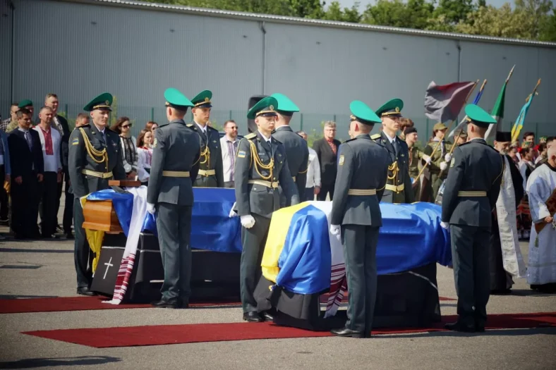 Останки лідера ОУН Андрія Мельника і дружини повернули в Україну