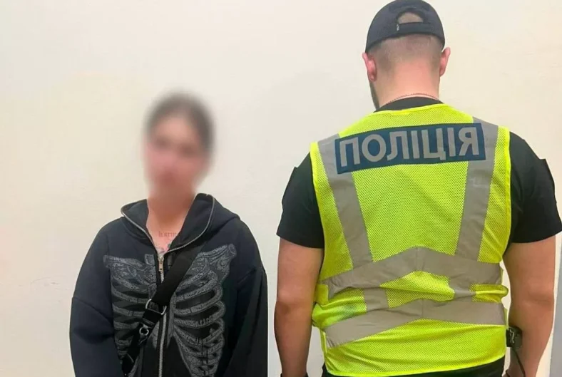 У Києві п’яна дівчина вдарила військового пляшкою після зауваження