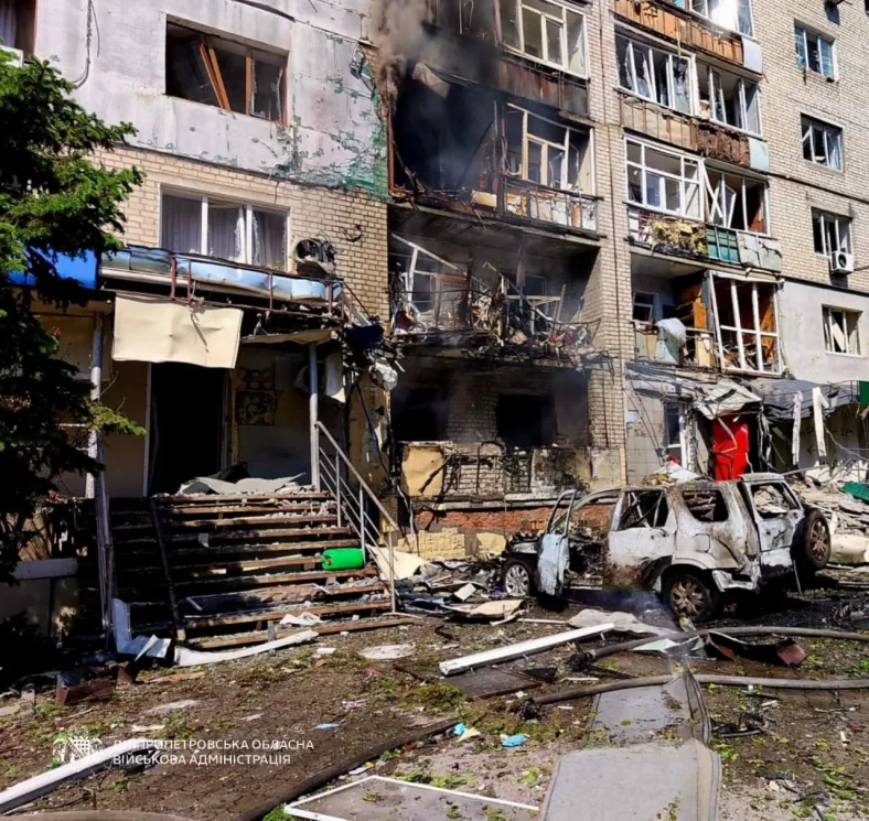 Удар по Павлограду: росія пошкодила багатоповерхівку, є постраждалі