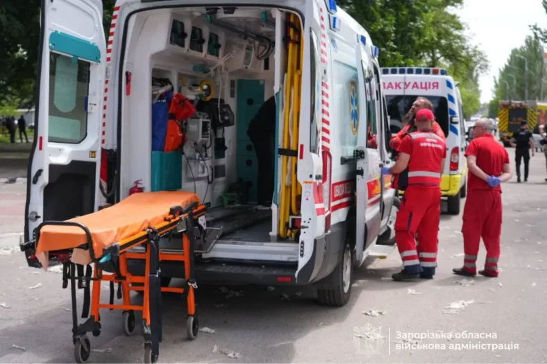 Ракетний удар по Запоріжжю: 12 постраждалих, пошкоджені автівки й будівля