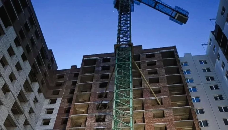 У Бучі 11-річний хлопчик загинув після падіння з будівельного крана