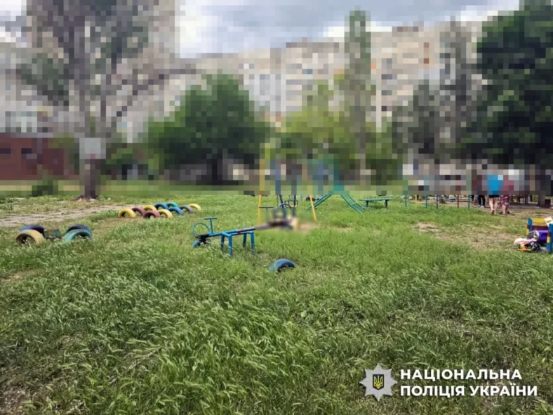 Удар росії з РСЗВ по дитячому майданчику в Херсоні: загинув чоловік, поранені діти