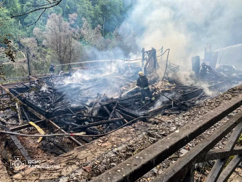 Атака дрона по базі відпочинку на Харківщині спричинила пожежу
