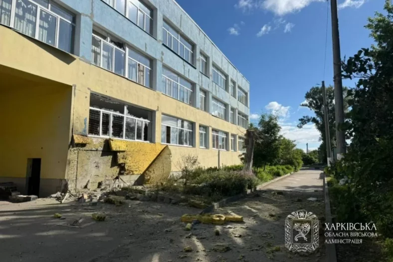 Удар по школі в Дергачівській громаді на Харківщині: пошкоджено будівлю й автобус