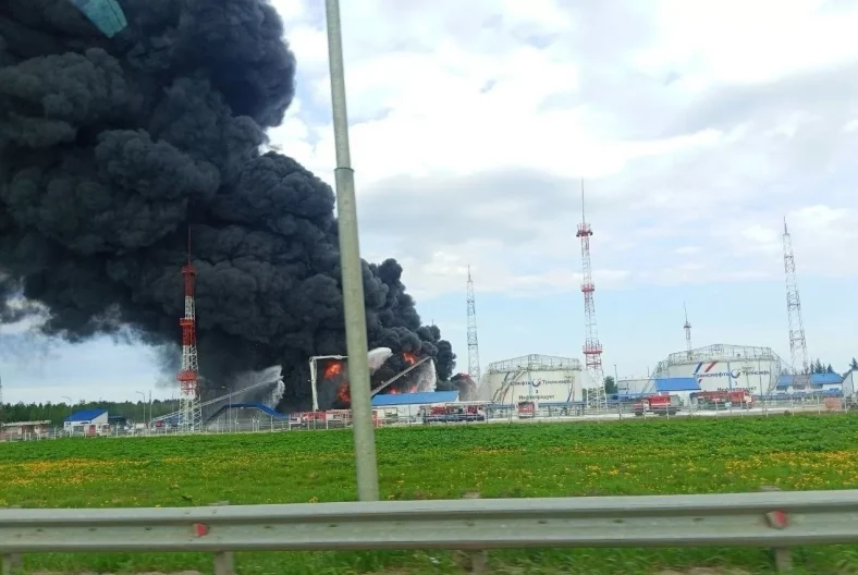 Визначено типи українських дронів і ракет, що вразили завод і нафтобазу під Москвою
