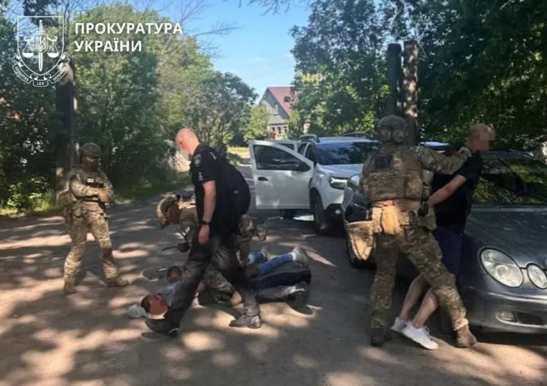 Затримали двох працівників Харківського ТЦК за спробу отримати 250 тис. грн