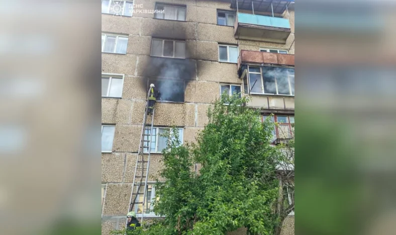 На Харківщині сім’я вистрибнула з палаючої квартири, дитину впіймали