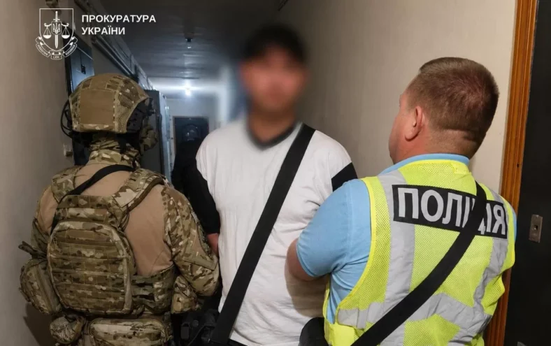 У Києві різнороб пограбував 75-річну жінку під загрозою ножа і гранати