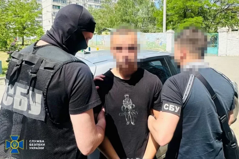 У Харкові 16-річний намагався продати “трофейний” автомат і гранати за 1800 доларів