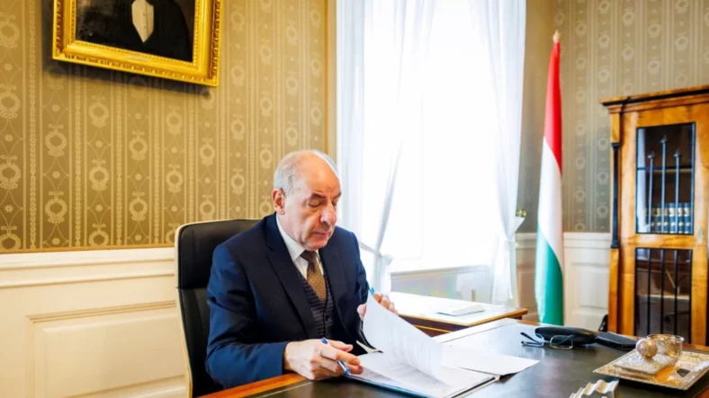 Угорський президент відмовився йти у відставку — прем’єр ініціює зміни